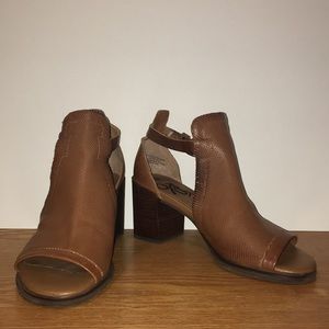 METAPHOR IN MEDIUM BROWN HEELED SANDALS.